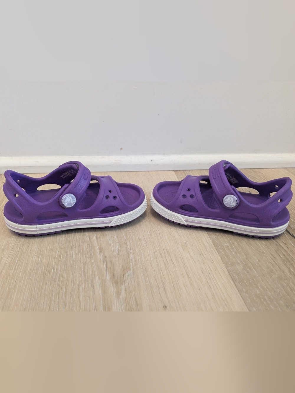 🐊 CROCS Girl's Purple Strap Sandals w/ White Sole & Velcro Closure; C4 or 4T - Picture 6 of 10